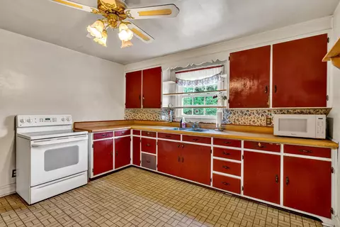 Kitchen - 3734 Bear Rd SE, Roanoke, VA 24014 photo 2 of 3