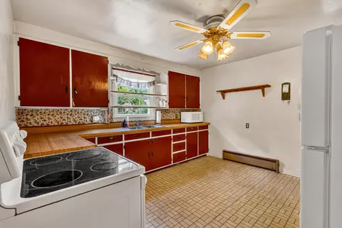 Kitchen - 3734 Bear Rd SE, Roanoke, VA 24014 photo 3 of 3