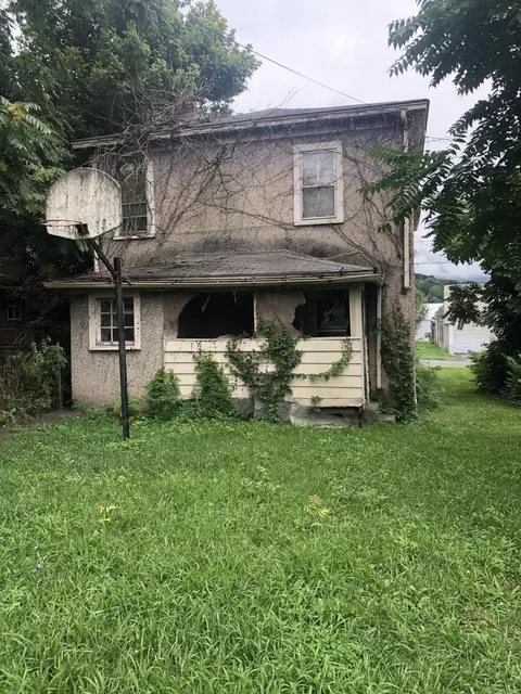 316 E Cherry St, Covington, VA 24426 photo 2