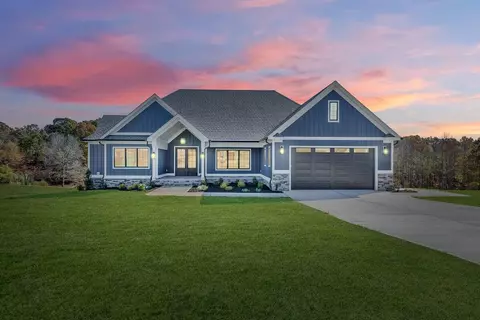 1092 Golf View Ct, Huddleston, VA 24104