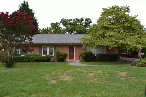 2120 Brookfield Dr, Roanoke, VA 24018