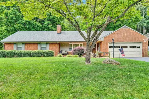 2069 Brookfield Dr, Roanoke, VA 24018