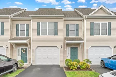 6853 Village Green Dr, Roanoke, VA 24019