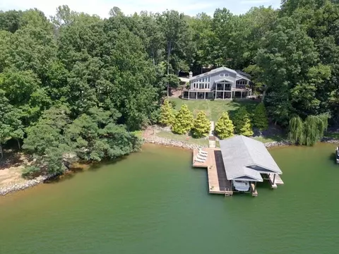 200 Lake Pine Dr, Moneta, VA 24121