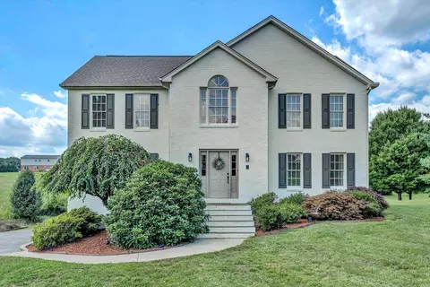 58 Yorktown Rd, Troutville, VA 24175