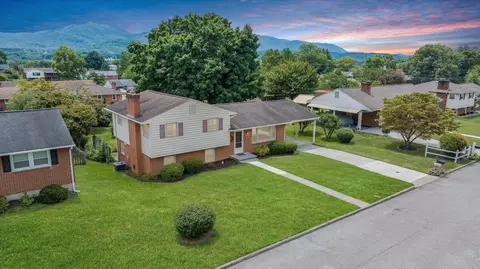 1422 Narcissus St, Salem, VA 24153