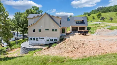 173 Compass Cove Cir, Moneta, VA 24121