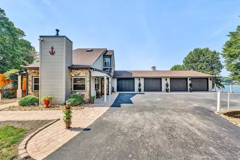1034 Contentment Ln, Moneta, VA 24121