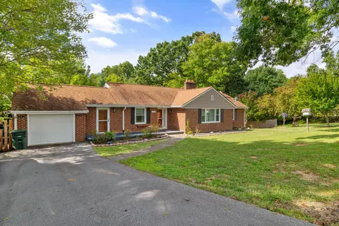 90 Upland Dr, Salem, VA 24153