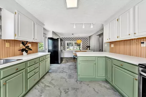 Kitchen - 2829 Sample Ave SE, Roanoke, VA 24014 photo 3 of 5