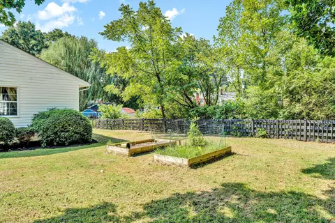 Exterior - 2829 Sample Ave SE, Roanoke, VA 24014 photo 6 of 8