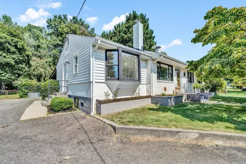 Exterior - 2829 Sample Ave SE, Roanoke, VA 24014 photo 2 of 8