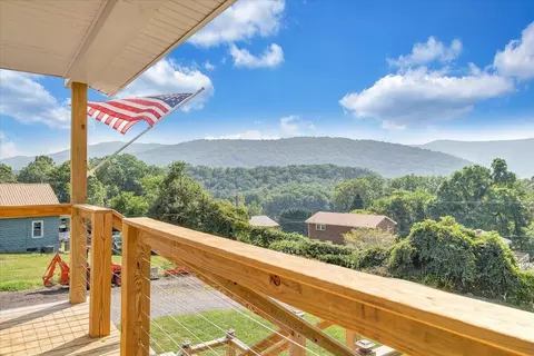 908 E Dolly Ann Dr, Covington, VA 24426 photo 2