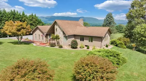 2964 Country Club Rd, Troutville, VA 24175