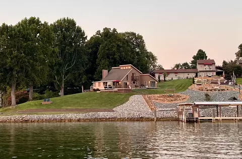 1070 Contentment Ln, Moneta, VA 24121