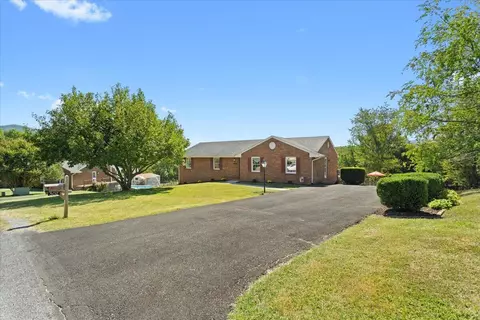 302 Hillandale Dr, Troutville, VA 24175