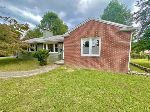 832 Acacia Ave, Clifton Forge, VA 24422