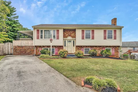 904 Charnwood Cir, Roanoke, VA 24012