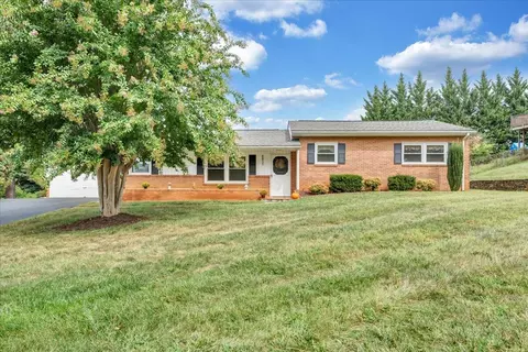 6811 Fair Oaks Rd, Roanoke, VA 24019