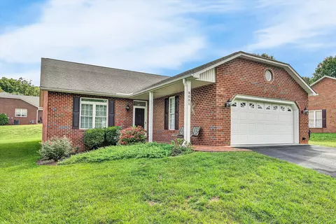 2631 Feather Garden Cir, Vinton, VA 24179