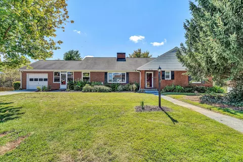 4038 High Acres Rd NW, Roanoke, VA 24017