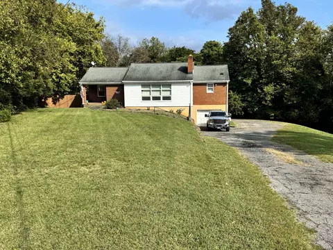 2 Upland Dr, Salem, VA 24153