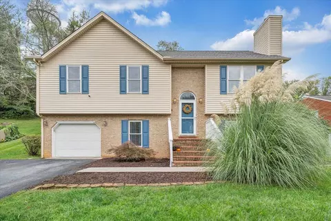 105 Maple Ave, Troutville, VA 24175