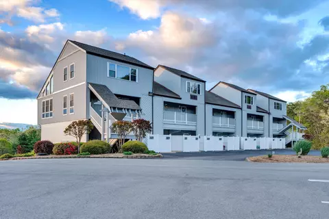 16109 Smith Mountain Lake Pkwy #S2, Huddleston, VA 24104
