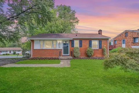 679 E Augusta Ave, Vinton, VA 24179