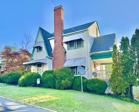416 Brussels Ave, Clifton Forge, VA 24422
