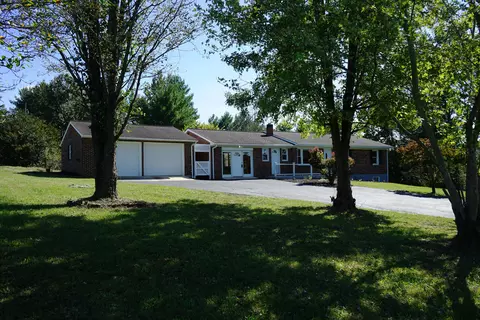 600 Farmer Ln, Vinton, VA 24179