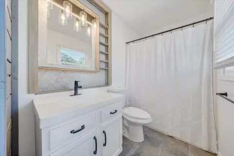 Bath - 5609 Legate Dr, Roanoke, VA 24019 photo 1 of 2