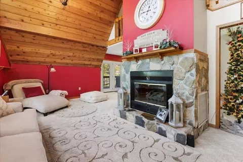 Living - 701 Cardinal Dr, Pulaski, VA 24301 photo 3 of 5