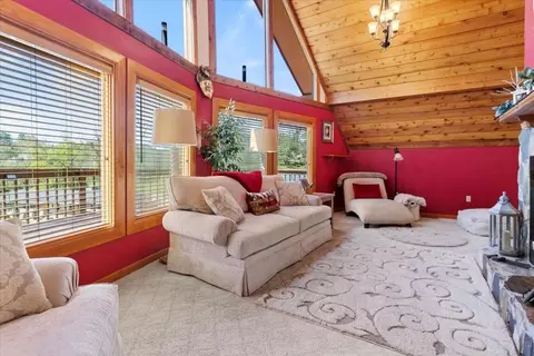 Living - 701 Cardinal Dr, Pulaski, VA 24301 photo 2 of 5
