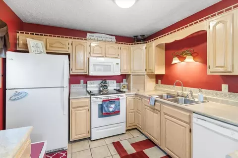 Kitchen - 701 Cardinal Dr, Pulaski, VA 24301 photo 4 of 4