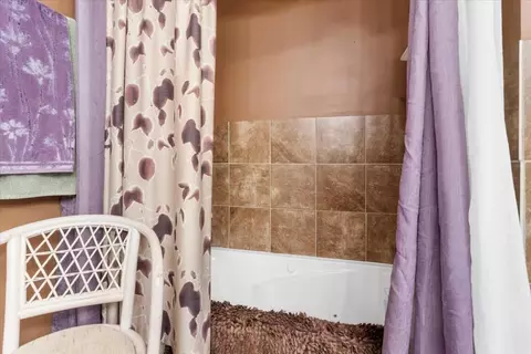 Bath - 701 Cardinal Dr, Pulaski, VA 24301 photo 2 of 5