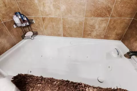 Bath - 701 Cardinal Dr, Pulaski, VA 24301 photo 3 of 5