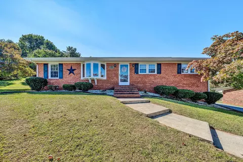 8127 Hunters Trl, Roanoke, VA 24019