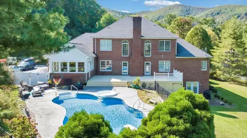 6809 Hidden Woods Dr, Roanoke, VA 24018