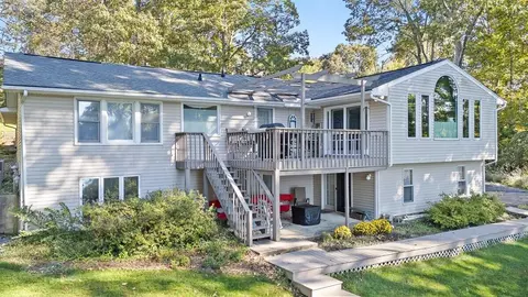 121 Sunset Point Dr, Moneta, VA 24121