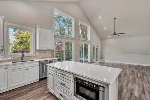 Kitchen - 2768 Mcvitty Rd, Roanoke, VA 24018 photo 4 of 4