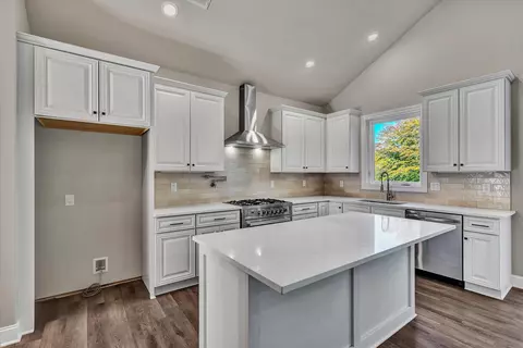 Kitchen - 2768 Mcvitty Rd, Roanoke, VA 24018 photo 2 of 4