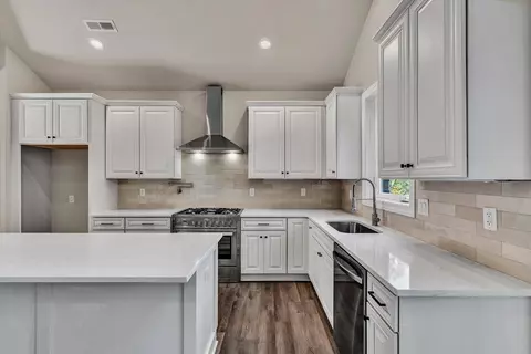 Kitchen - 2768 Mcvitty Rd, Roanoke, VA 24018 photo 3 of 4
