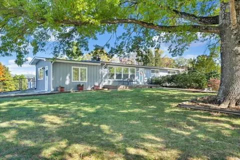 Exterior - 910 Ridgecrest Dr, Roanoke, VA 24019 photo 1 of 12
