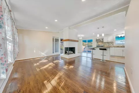 Living - 910 Ridgecrest Dr, Roanoke, VA 24019 photo 1 of 13