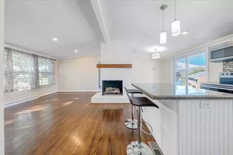 Living - 910 Ridgecrest Dr, Roanoke, VA 24019 photo 5 of 13