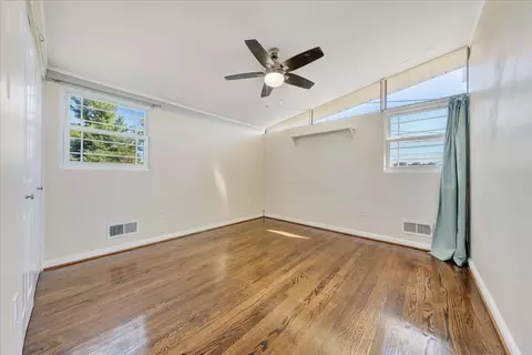 Bedroom - 910 Ridgecrest Dr, Roanoke, VA 24019 photo 5 of 6