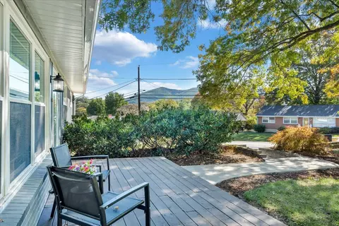 Exterior - 910 Ridgecrest Dr, Roanoke, VA 24019 photo 4 of 12