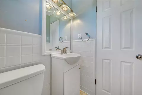 Bath - 910 Ridgecrest Dr, Roanoke, VA 24019 photo 1 of 2