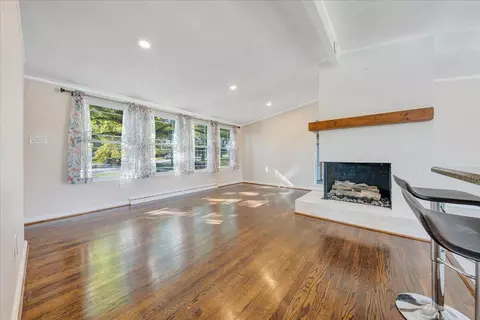 Living - 910 Ridgecrest Dr, Roanoke, VA 24019 photo 4 of 13